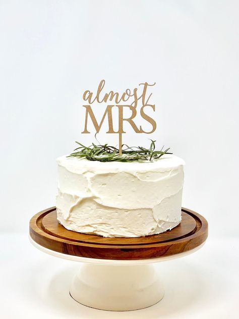 Want to keep things simple for your rustic bachelorette party? A cute hand-lettered cake topper celebrating the “almost Mrs.” can truly elevate any cake with a personalized touch. Here are more bachelorette party cakes we love. // Photo + Cake: Oaky Designs Bridal Shower Timeline, Bridal Shower Cakes Rustic, Bridal Shower Decorations Rustic, Bachelorette Cake, Wedding Shower Cakes, Gold Cake Topper Wedding, Bridal Shower Cake Topper, Rustic Wedding Showers, Bridal Shower Inspo