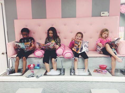 Kids Spa! Pedicure Bench - Sassy Princess Spa for Girls Nail Spa Ideas, Kids Beauty Salon, Kids Nail Salon, Pedicure Bench, Sassy Princess, Kids Hair Salon, Kids Salon, Pedicure Station, Nail Salon And Spa