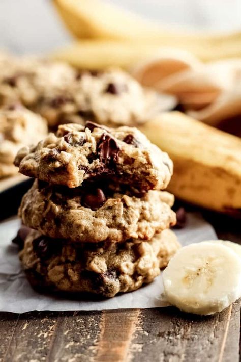 Oatmeal And Banana, Oats And Chocolate Chips, Peanut Butter Banana Recipes, Healthier Cookies, Oats And Chocolate, Banana Cookie, Banana Cookie Recipe, Banana Breakfast Cookie, Oats Recipes Breakfast