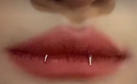 Vampire Piercing Mouth, Smiley Fangs Piercing, Smiley Piercing Jewelry, Mouth Piercings, Nail Piercing, Snakebites, Smiley Piercing, Cool Ear Piercings, Face Piercings