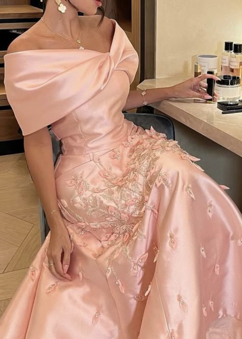 90 60 90, فستان زهري, Satin Long Prom Dress, Looks Kate Middleton, Dresses With Appliques, Hot Prom Dress, Pink Satin Dress, Long Dresses Elegant, Prom Dress Evening