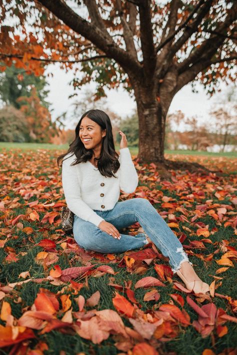 fall sweater round up - Greenlake Seattle - Fall in Seattle - Northwest Fall - Seattle Style Autum Poses, Outfit For Fall Photoshoot, Fall Inspired Senior Pictures, Fall Female Photoshoot, Fall Woman Photography, Fall Seattle, Fall Senior Pics, Woman Autumn Photography, Seattle Outfits