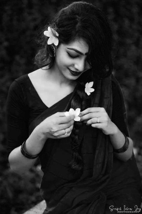 Black And White Saree, Saree Pose, Saree Poses, Portrait Photography Women, White Saree, Indian Photoshoot, Saree Photoshoot, Self Portrait Poses, Poses Women