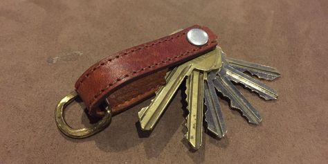 How To Make a Clever Leather Key-Holder for Just a Few Bucks Leather Key Holder Diy, Key Organizer Diy, Diy Hair Elastics, Leather Keychain Diy, Key Holder Diy, Diy Key, Leather Key Holder, Leather Key Case, Key Holders