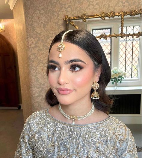 Shaadi Makeup, Pakistani Hair, Desi Bridal Makeup, Pakistani Makeup Looks, Mehndi Makeup, Pakistani Makeup, Good Makeup, Makeup Skills, Indian Wedding Makeup