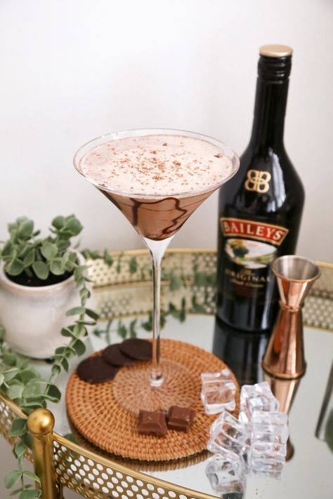 Chocolate Baileys Martini Recipe - Delicious Drinks with Baileys! Baileys Light Recipes Drinks, Chocolate Martini Recipe With Baileys, Drinks With Baileys, Christmas Cocktails Baileys, Baileys Alcohol, Baileys Holiday Cocktails, Bailey's Cocktail Recipes, Cocktails With Vodka, Baileys Martini