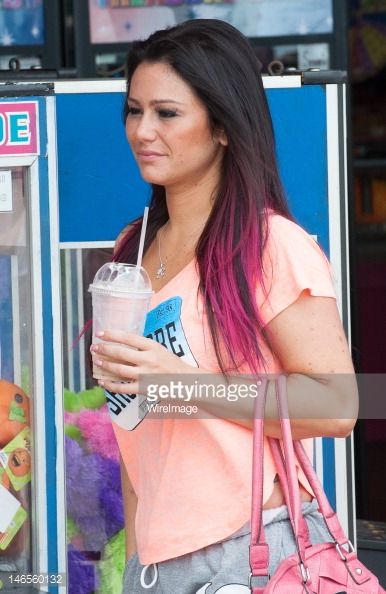 Her pink hair was my second favorite!( behind the black to silver hair) Jwoww Pink Hair, Snooki Hair Color, Black To Silver Hair, Jwoww Hair, Snooki Hair, Tacky Y2k, Jwoww Jersey Shore, Bday Aesthetic, Snooki And Jwoww