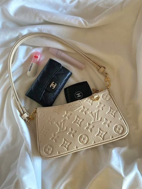 Sac Louis Vuitton, Purse Outfit, Luxury Bags Collection, Handbag Essentials, Girly Bags, Louis Vuitton Purse, Luxury Purses, Fancy Bags, Pretty Bags