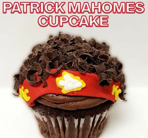 Patrick Mahomes Cupcakes, Kansas City Chiefs Snack Ideas, Chiefs Cupcakes Kansas City, Mahomes Cupcakes, Chiefs Dessert Ideas, Patrick Mahomes Cookies, Kc Chiefs Desserts, Kc Chiefs Food, Kc Chiefs Cupcakes