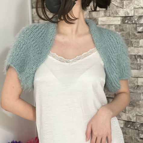 If you say you will be a different bride than everyone else, this mohair bridal bolero with different color options can be yours. Wedding Crop Top, Green Bolero, Short Sleeve Bolero, Knit Bolero, Bride Elegant, Sleeve Bolero, Bridal Shrug, Wedding Shrug, Bridal Bolero