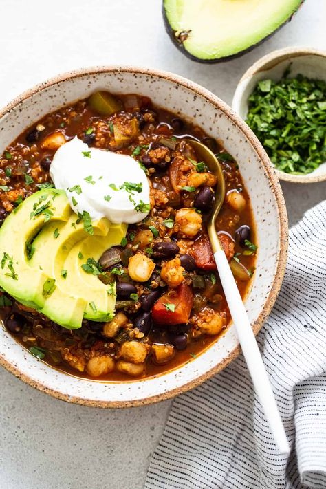 This One-Pot Black Bean Quinoa chili is a flavorful vegetarian chili recipe slow cooked on the stovetop with tons of veggies, protein, and fiber! Black Bean Quinoa Chili, Black Bean Chilli, Quinoa Chili Recipe, Bean Quinoa, Quinoa Chili, Vegetarian Chili Recipe, Bean Chilli, Whole Foods Vegan, Black Bean Quinoa