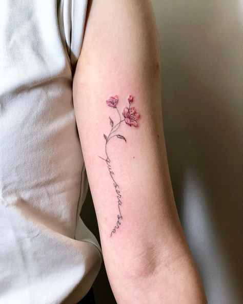 Sera Sera Tattoo, Que Sera Sera Tattoo, Simple Tats, Parisian Beauty, Tattoo Script Fonts, Tattoos Inspo, Parisienne Style, Small Flower Tattoos, Striped Shirts