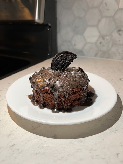 An oreo lava cake, a small but delicious treat!!! Oreo Lava Cake, Lava Cake, Lava Cakes, Yummy Treats, Oreo, Dessert, Cake