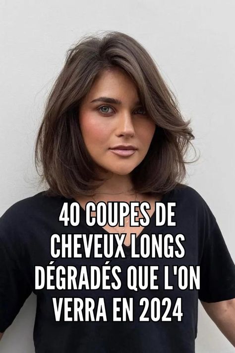 Des coupes de cheveux aériennes et volumineuses comme cette coupe duveteuse. lob avec frange latérale sont à la mode, et leur popularité n'a pas encore atteint son apogée. Les coiffer demande beaucoup moins de travail qu'il n'y paraît : tout est dans le brushing. Utilisez une brosse ronde pour donner du volume aux racines et enroulez les pointes vers l'intérieur. // Crédit photo : Instagram @kultura_moscow Clavicle Length Hair, Long Bob Hair, Long Bob Haircuts, Long Bob Hairstyles, Long Bob, Photo Instagram, Hair Skin, Bobs Haircuts, Bob Hairstyles