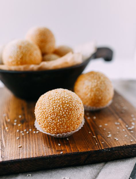 Sesame Balls Recipe Glutinous Rice, Hosting Themes, Bean Paste Recipe, Asian Bakery, Asian Treats, Sesame Balls, Dim Sum Recipes, Wok Of Life, Woks Of Life