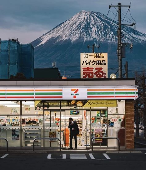 Japanese Seven Eleven, Japan 7 Eleven, Vision Board Japan, Japan Vision Board, 7 Eleven Store, Japan Convenience Store, Seven Eleven Store, Colorful Signage, Scenery Japan