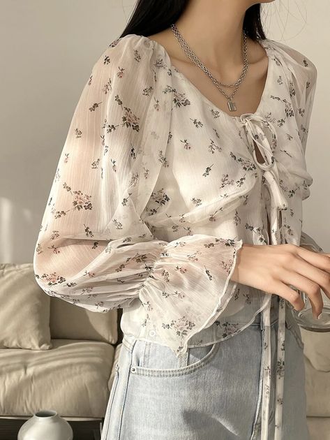 Soft Girl inspired Clothes, From Shein + Dazy!!! This is my Fav top Floral Blouse Outfit, Floral Shirt Outfit, Floral Blouse Designs, Summer Blouse Outfit, Ditsy Floral Top, Korean Blouse, Women Chiffon Blouse, Fashion Top Outfits, Cute Blouses