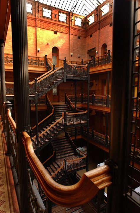 The Bradbury Building. built in 1893, has been included in every edition of "An Architectural Guidebook to Los Angeles" Bradbury Building Photoshoot, Brooklyn Bridge Picture Ideas, New York Instagram Pictures, Brooklyn Bridge Pictures, Nyc Picture Ideas, Traveling Usa, Bradbury Building, The Broad Museum, Los Angeles Architecture