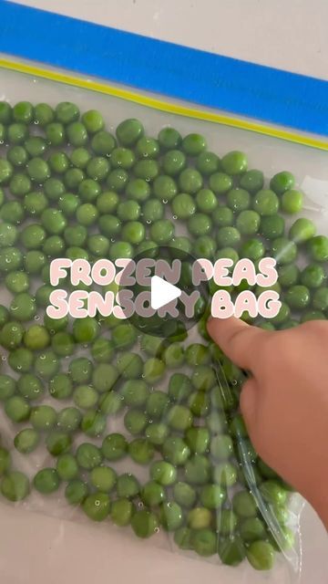 CU @ PLAYTIME on Instagram: "FROZEN PEAS SENSORY BAG 🫛  Put some defrosted peas into a ziplock bag, tape it to a table for a toddler or sitting baby, or the floor for babies tummy time. Let them explore the texture and the fun of popping all the peas! 🤩  —  Follow @cu.at.playtime for fun at home play ideas for babies & toddlers!  We promise to always keep the activities simple, affordable and mostly quick to clean up 😉  If you’re based in North Brisbane, you’re also invited to join us for our free playgroup. The details are in our bio!   . . . #SensoryPlay #DIYsensory #PlaygroupFun #KidsCrafts #MessyPlay #CreativeKids #ToddlerActivities #SensoryBins #MontessoriPlay #PlayBasedLearning #EarlyYearsPlay #ParentingHacks #LearningThroughPlay #ChildhoodUnplugged #handsonlearning" Tummy Time Sensory Bags, Ziplock Bag Sensory Activities, Baby Sensory Bags, Tummy Time Toys, Messy Play Activities, Baby Tummy Time, Tummy Time Activities, Infant Sensory Activities, Sensory Bag