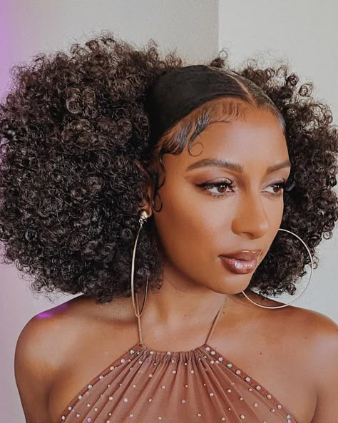 Victoria Monet hair edges Disco Shoot, Victoria Monét, Cabello Afro Natural, 3c Hair, Girls Natural Hairstyles, Pelo Afro, Natural Hair Styles Easy, Curly Girl Hairstyles, Penteado Cabelo Curto