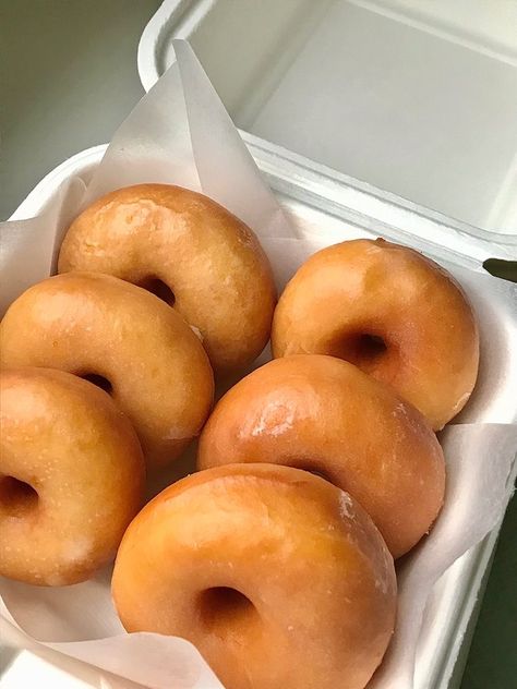 Homemade Doughnuts, Glazed Donuts, Catering Ideas Food, Delicious Donuts, Yummy Comfort Food, Food Drinks Dessert, Happy Foods, Food Goals, Food Is Fuel