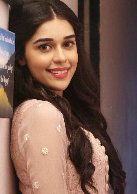 Eisha Singh Wiki, Biography, Age, Boyfriend, Facts and More Eisha Singh Bekaboo, Boyfriend Facts, Eisha Singh, Dresses Diy, 24 December, Shivangi Joshi, Popular Actresses, Face Sketch, Kids Designer Dresses