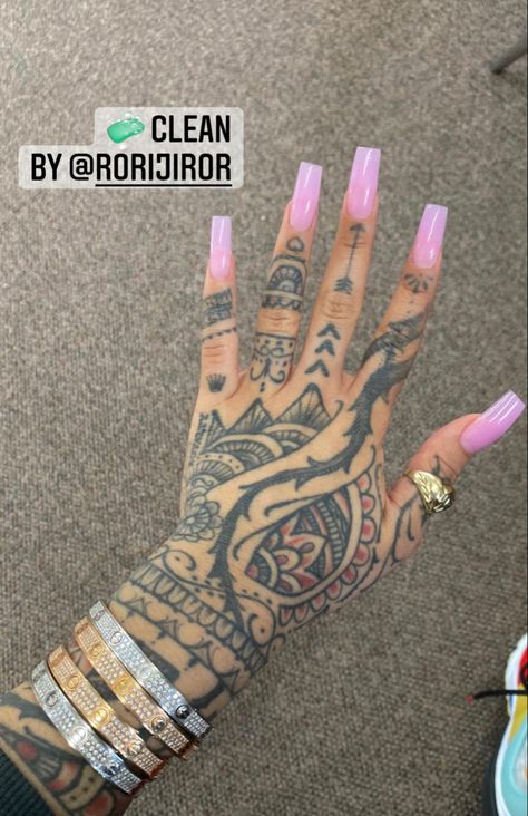 Side Hand Tattoos, Cute Thigh Tattoos, Henna Inspired Tattoos, Cute Hand Tattoos, Hand And Finger Tattoos, Pretty Hand Tattoos, Henna Tattoo Hand, Neck Tattoos Women, India Love