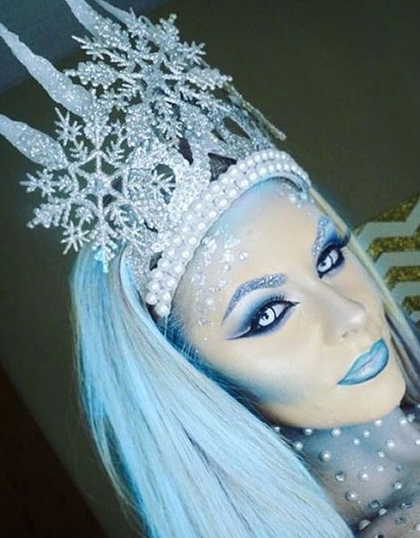 Halloween Makeup Ideas With Blue Wigs | Wig Blog | Star Style Wigs UK Snowflake Tiara, Queen Frostine, Queen Picture, Carnaval Make-up, Ice Queen Costume, Ice Queen Makeup, Halloween Make-up Looks, Halloweenský Makeup, Crown Diy