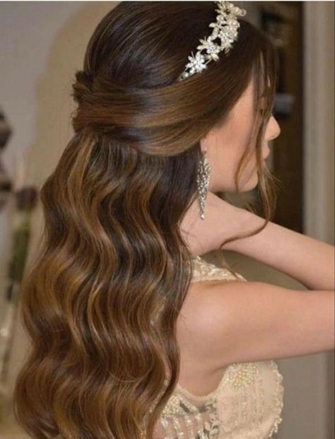 Slicked Bridesmaid Hair, Half Up Half Down Hair With Crown, Bride Hairstyles With Headband, Simple Bride Hair, Hair With Tiara, Spicy Wattpad, Stile Boho Chic, Engagement Hairstyles, Simple Prom Hair