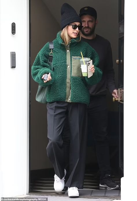 Hailey Bieber looks ready for a camping trip in a fuzzy green jacket and knit cap | Daily Mail Online Hailey Bieber Looks, Fleece Jacket Outfit, Fleece Outfit, Look Boho Chic, Cooler Look, Sarah Jessica Parker, Knit Cap, Mode Inspo, Hailey Bieber