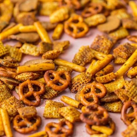 This recipe for HOMEMADE GARDETTO'S is a fun and easy way to make a delicious snack mix for your family! Love the flavor and that you can control all of the ingredients. Perfect for tailgating or holiday get togethers. Salty Snacks For Party, Cinnamon Sugar Snacks, Snacks For Party, The Cookie Rookie, Cookie Rookie, Chex Mix Recipes, Pretzels Recipe, Snack Mix Recipes, Spicy Snacks