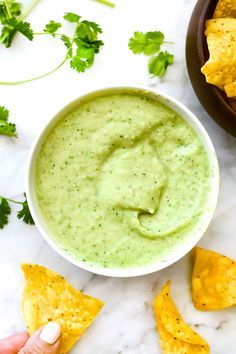 This no-cook salsa verde recipe blends creamy avocado with fresh tomatillos, cilantro, green bell pepper and onion for a fresh dip or Mexican food topper. Avocado Salsa Verde Recipe, Green Salsa Recipe, Green Sauce Recipe, Salad And Fries, Avocado Salsa Recipe, Creamy Salsa, Salads Recipes For Dinner, Mayo Salad, Salsa Verde Recipe