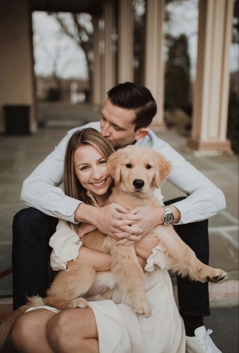 New Puppy Family Photoshoot, Puppy Pictures With Owners, Puppy Engagement Pictures, Family Photo With Puppy, Golden Retriever Puppy Photoshoot, Prewedding With Dog, Puppy Family Photoshoot, Golden Retriever Family Photo, Family And Dog Photoshoot