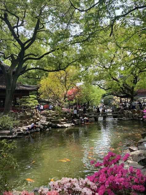 Shanghai Yuyuan Garden China Tourist Attractions, Yu Garden Shanghai, Shanghai Aesthetic, Shanghai Travel Guide, Yuyuan Garden, Shanghai Night, Shanghai Travel, History Background, China Shanghai