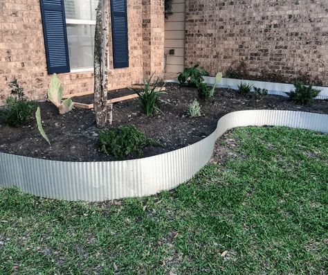 10 Steps to Install Metal Landscape Edging- Best Budget Option - The DIY Vibe Metal Border Edging, Greenhouse She Shed, She Shed Garden, Edging Landscape, Metal Landscape Edging, Front Porch Landscape, Metal Garden Edging, Steel Garden Edging, Landscape Border