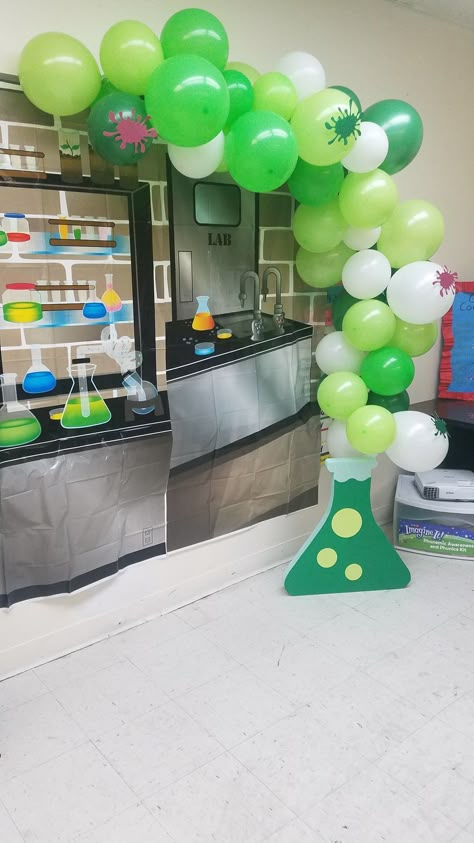 Lab background with handmade beaker and Balloon Garland Beaker Balloon Arch, Science Party Balloon Decor, Science Balloon Garland, Science Beaker Decor, Science Theme Balloon Decor, Science Balloon Decorations, Science Party Balloons, Science Cricut Ideas, Biology Party Decorations