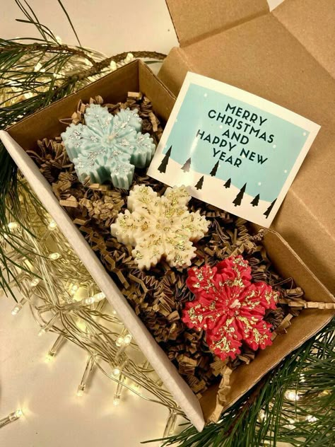 Christmas Candle Gift Box, Christmas Candle Gift Set, Christmas Candle Packaging, Candle Gift Box Ideas, Christmas Candle Making, Candle Packaging Ideas, Candle Making Ideas, Unique Snowflakes, Christmas Candle Ideas