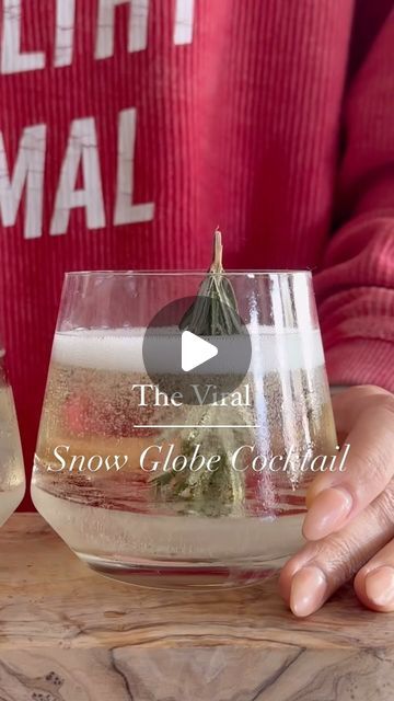 Krista | Healthy Food+Fitness on Instagram: "The 🌟VIRAL SNOWGLOBE COCKTAIL ❄️totally lives up to the hype and is such a fun festive way to serve a cocktail. Here’s how 👉🏼using a freezer safe cup. Fill with 1/3-1/2 cup of water. Cut the top of rosemary sprig to fit in the glass. Put rosemary in water so it’s standing and looks like a tree🎄If it won’t stay in place, just tie a string to the stem and and tape the string to the glass to hold it there. Freeze for 2-4 hours. 🥳➡️Works with sparkling wine, sparkling water or any clear cocktail (gin & tonic or vodka soda)🍸 cheers! #prosecco #prosecco🍾 #snowglobetumbler #snowglobecocktail #vodkacocktail #champagne #cocktails #cocktailrecipes #cocktailtime #craftcocktails #craftdrinks #cocktailgram #holidayrecipes #holidaycocktails #imsomartha Snowglobe Margarita, Christmas Cocktail With Gin, Snowglobe Drink, Snowglobe Cocktail, Sparkling Wine Cocktail Recipes, Cocktail Prosecco, Sparkling Wine Cocktails, Wine Cocktail Recipes, Cocktail Gin