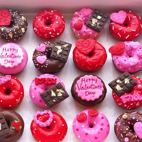 Valentine Donuts Ideas, Valentine Mini Donut Ideas, Valentine’s Day Donut Ideas, Valentines Mini Donuts Ideas, Donuts Design Ideas, Mini Donuts Valentines Day, Valentine Donut Ideas, Mini Donut Decorating Ideas, Cute Donut Decorating Ideas