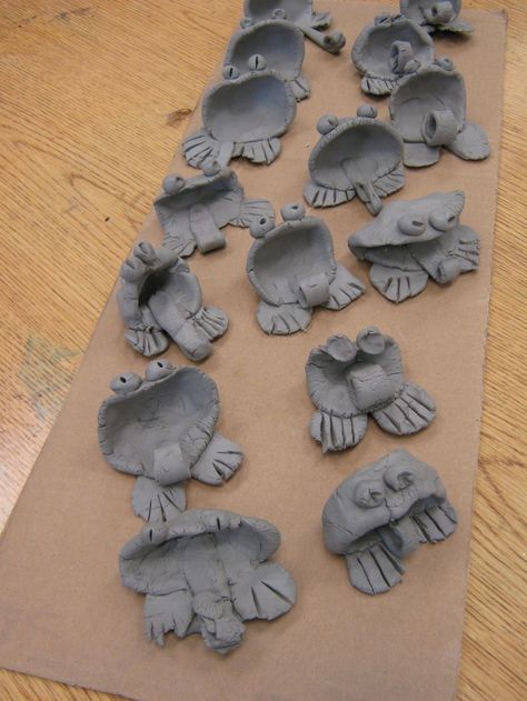 Clay frogs/pinch pots... Easy cross curricular lesson! Awesome! Clay Pinch Pots, Clay Projects For Kids, Clay Lesson, Think Spring, Elementary Lesson Plans, Kids Clay, Ceramic Frogs, 3rd Grade Art, Kids Pottery