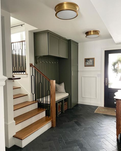 Laura Sima // Sima Spaces on Instagram: “✨ENTRYWAY REVEAL!✨ The builtins are FINISHED and wow, they sure transformed this space 😍 from a boxy closet to a bench & cabinets with…” Split Foyer Entry, Split Level House Remodels, Tri Level Remodel, Entryway Transformation, Split Foyer Remodel, Split Level Home Designs, Split Level House Exterior, Tri Level House, Split Entry Remodel