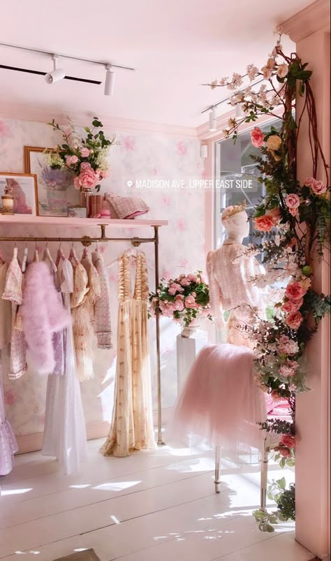 Vintage Boutique Decor, Pink Botique Interiors Ideas, Small Boutique Interior Design Indian, Luxury Dress Shop Interior, Glam Chic Living Room, Boutique Interior Design Indian, Love Shack Fancy Store Decor, Franchescas Boutique, Dior Boutique Interior Store Design