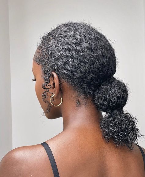 ᥫ᭡ on Twitter: "— curls. https://t.co/YBfUNMp2vs" / Twitter Styles For Short Natural Hair, Simple Natural Hairstyles, Straight Ponytail Hairstyles, High Curly Ponytail, Paris Streetwear, Curl Hairstyles, 2 Hairstyles, Locs Protective Styles, Hairstyles Twist