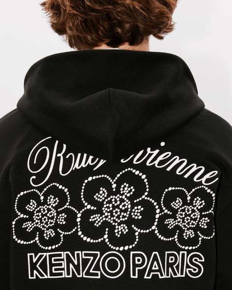 'KENZO Constellation' classic zipped hoodie.Unbrushed molleton.Unique kangaroo pocket with round stitches.Two-way zip.'KENZO Paris' and 'Rue Vivienne' embroideries. Hoodie Streetwear Design, Zip Up Hoodie Design, Ice Cream Embroidery, A Black Outfit, Elegant Streetwear, Embroidery Men, Zip Hoodie Design, Cream Embroidery, Kenzo Paris