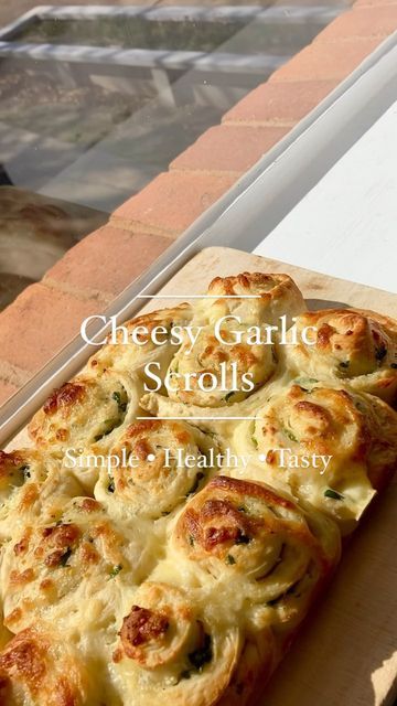 Cheesy Garlic Bread Scrolls, Healthy Cheese, Cheesy Garlic Bread, Pull Apart Bread, Pull Apart, Savory Snacks, Egg Free, Garlic Bread, Tray Bakes