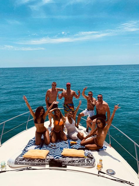 Boat Trip Outfit Summer, Party On Boat, Boat Party Aesthetic, Yacht Party Aesthetic, Yatch Party Outfit Summer, Marbella Party, Pose For Group Photos, Yacht Birthday Party, Boat Birthday Party