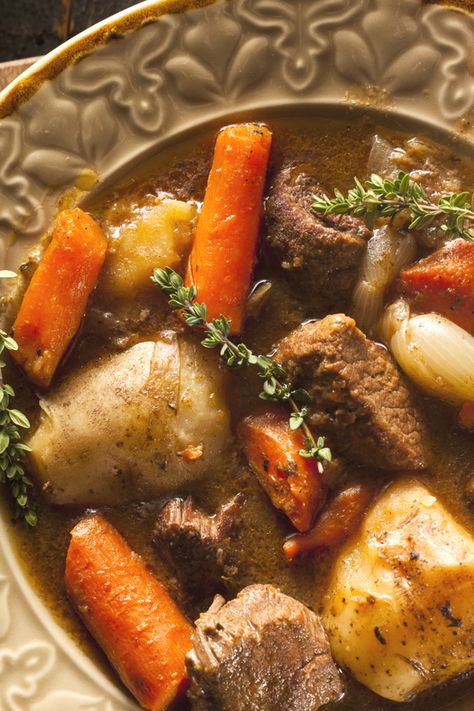 Irish Beef Stew Recipe Without Wine- An Easy Crock Pot Recipe Stew Aesthetic, Irish Beef Stew Recipe, Crock Pot Beef Stew, Italian Beef Stew, Beef Stew Ingredients, Crock Pot Beef, Irish Beef Stew, Irish Beef, Slow Cooker Stew