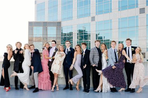 Prom Photoshoot Ideas Group, Homecoming Group Photos, Large Group Prom Pictures, High School Dance Pictures Poses, Prom Picture Poses For Groups, Homecoming Friend Pictures Group Photos, School Dance Group Photos, Fun Prom Pictures With Friends, Prom Pictures Friends Group Shots