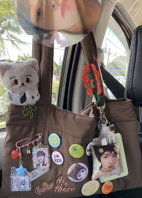 🐈 (@aIawspera) on X Purse With Charms, Bag With Charms, Mochila Kpop, Inside My Bag, What In My Bag, Bag Charms, Bags Aesthetic, Pretty Bags, Cute Little Things