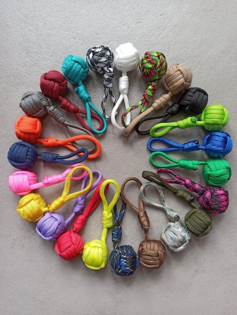 1 Paracord key ring Ball: approximately 2.5 cm Nylon rope 4/5 mm An 11mm glass bead is hidden inside the braiding + 1 sliding sailor knot, At its longest approximately 11 cm At the shortest about 6 cm When ordering, do not hesitate to specify the number of your chosen color. Decreasing price in case of order of more than 30 pieces Diy Key Hanger, Sailor Knot, Sailor Knots, Combat Gear, Key Hanger, Key Organizer, Stitch Disney, Glass Ball, Paracord